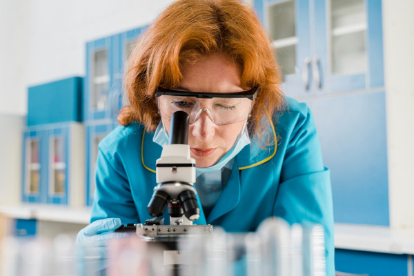 Лабораторная мебель для фармацевтических производств: GMP и другие стандарты Работа в лаборатории